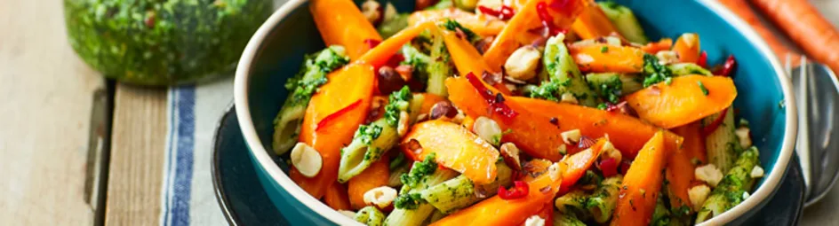 Pasta met gebakken peentjes en loofpesto