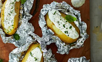 Gepofte aardappel met kruidenmascarpone en toppings