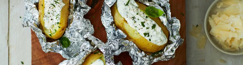 Gepofte aardappel met kruidenmascarpone en toppings