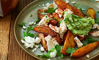 Pikante chili aardappelen met witte kaas en guacamole