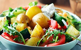 Italiaanse aardappelsalade met courgette
