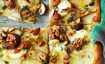 Aardappelpizza met paddenstoel en noten