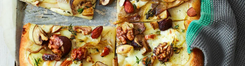 Aardappelpizza met paddenstoel en noten