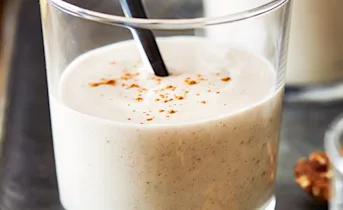 Walnootsmoothie met dadels en bananenyoghurt