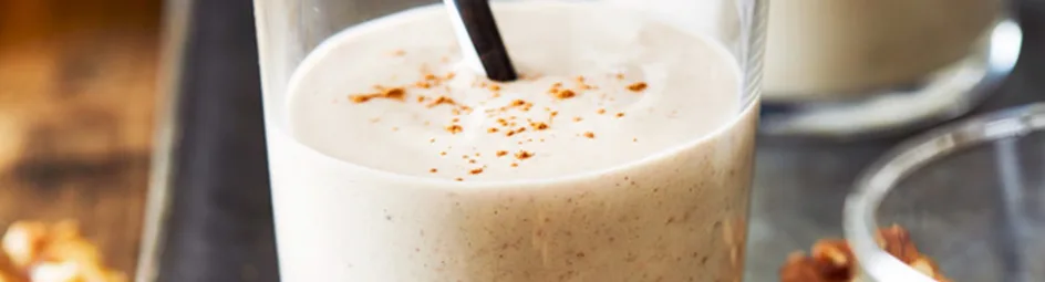 Walnootsmoothie met dadels en bananenyoghurt