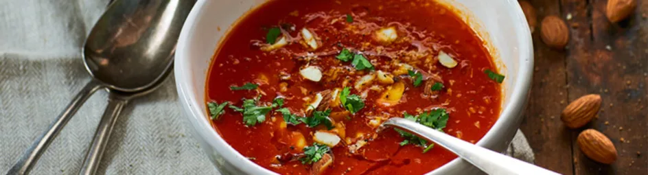 Tomaat-saffraansoep met amandelen en spinaziebruschetta