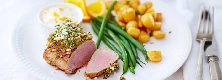 Varkenshaas met hazelnoot-peterseliekorst met mayonaise