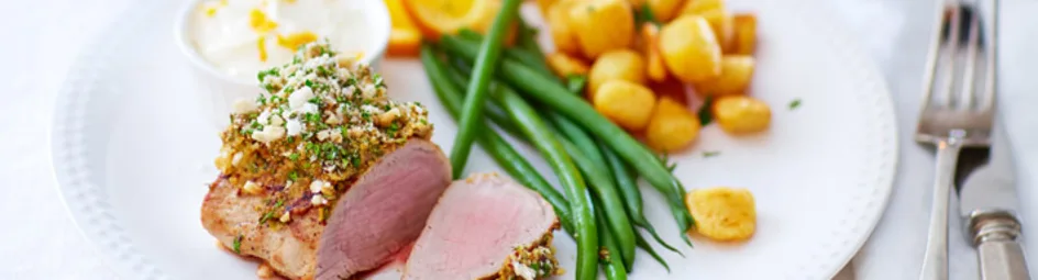 Varkenshaas met hazelnoot-peterseliekorst met mayonaise