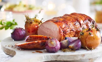 Glazed varkensrollade met gepofte rode ui, appel en tijm