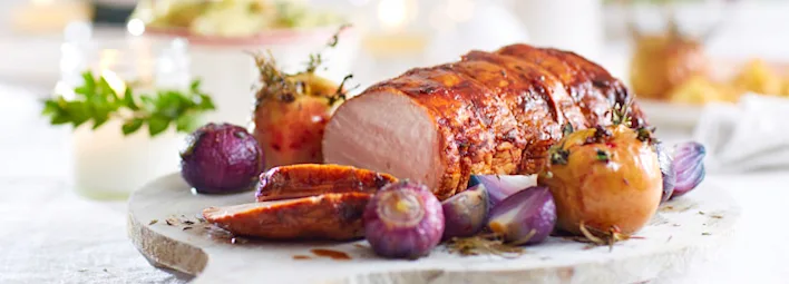 Glazed varkensrollade met gepofte rode ui, appel en tijm