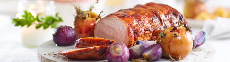 Glazed varkensrollade met gepofte rode ui, appel en tijm