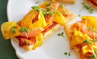 Miniplaattaartjes met pompoen, sambal en gerookte zalm