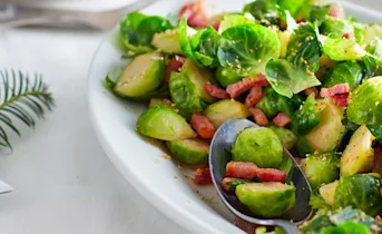 Spruiten met nootmuskaat en uitgebakken spekjes