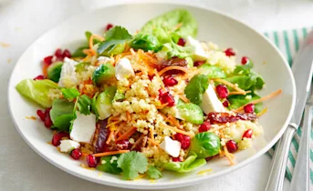 Couscoussalade met spruit, dadel, granaatappelpit en feta