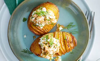 Hasselback-aardappels met gerookte zalm, ei en dille