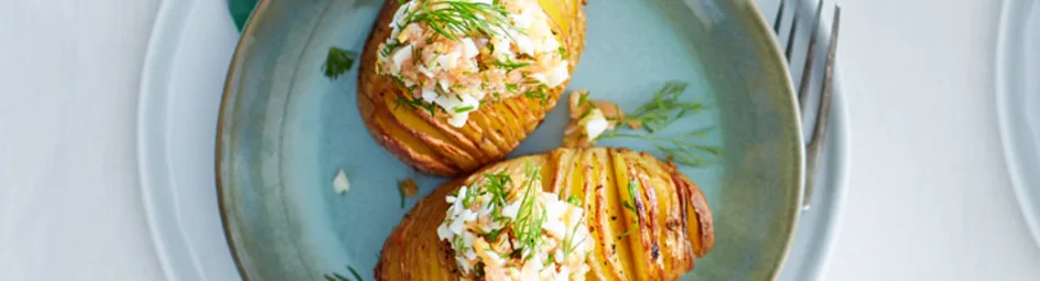 Hasselback-aardappels met gerookte zalm, ei en dille