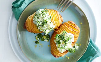 Hasselback-aardappels met friskruidige crème fraîche