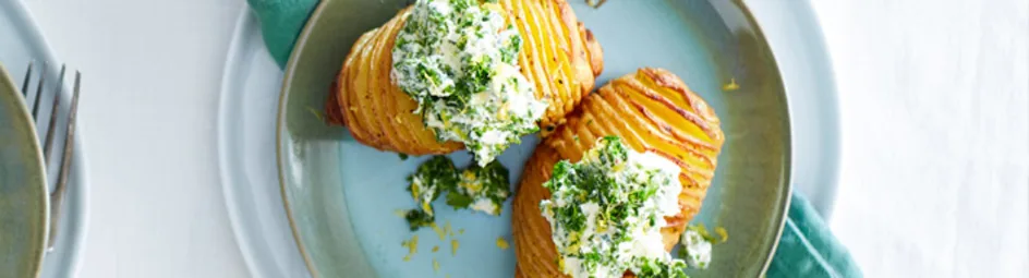 Hasselback-aardappels met friskruidige crème fraîche