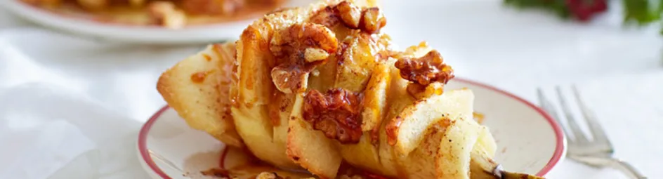 Hasselback-peer met noten, amandelspijs en kaneel