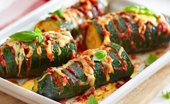 Hasselback-courgette met kaas en tomatensaus