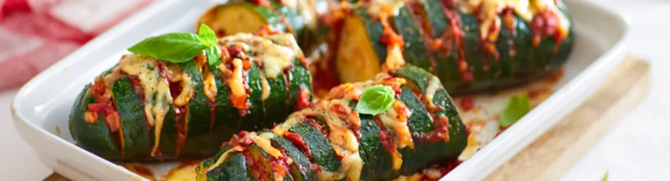 Hasselback-courgette met kaas en tomatensaus