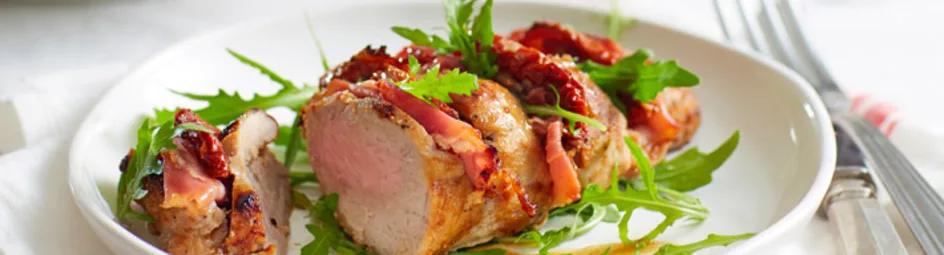 Hasselback-varkenshaas met ham en gedroogde tomaten