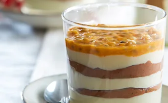 Chocolademousse van pure&witte choco met passievrucht