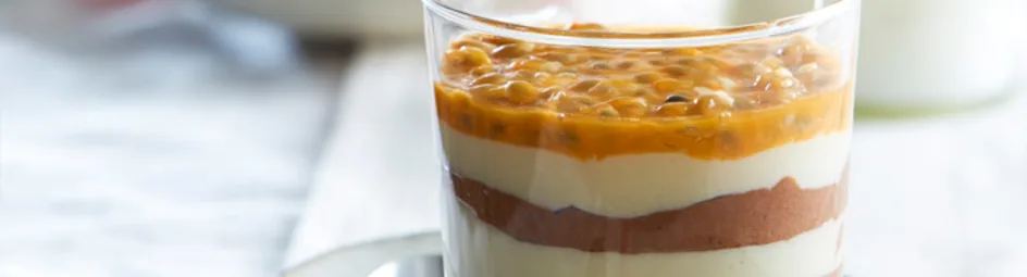 Chocolademousse van pure&witte choco met passievrucht