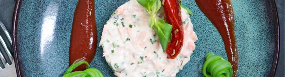Zalmrillettes met snijboonrolletjes en tomatendressing