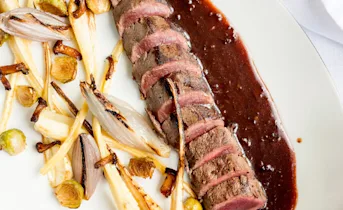 Hertenbiefstuk met portsaus en pruimen