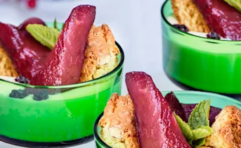 Witte chocolademousse met stroperige stoofperen