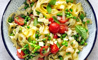 Tagliatelle met tuinerwten en verse munt