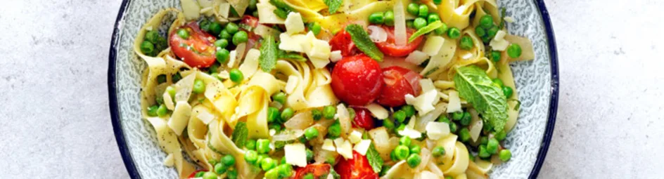 Tagliatelle met tuinerwten en verse munt