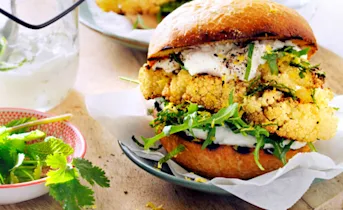 Burger met bloemkooksteak en citroenricotta