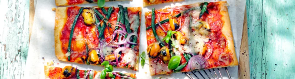 Pizza met mosselen, haricots verts en rode ui