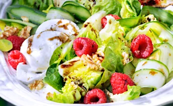 Maaltijdsalade van little gem, mozzarella en frambozen