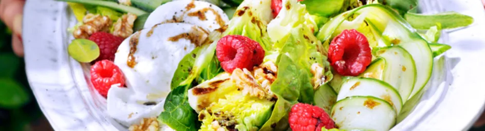 Maaltijdsalade van little gem, mozzarella en frambozen
