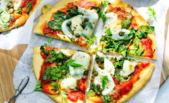 Pizza met bloemkoolbodem en drie soorten kaas