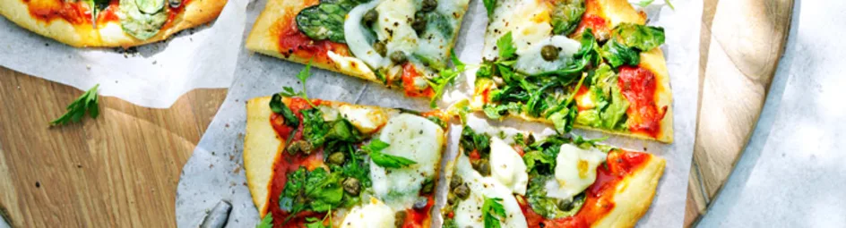 Pizza met bloemkoolbodem en drie soorten kaas