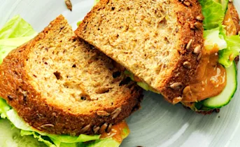Pindakaas-komkommer sandwich