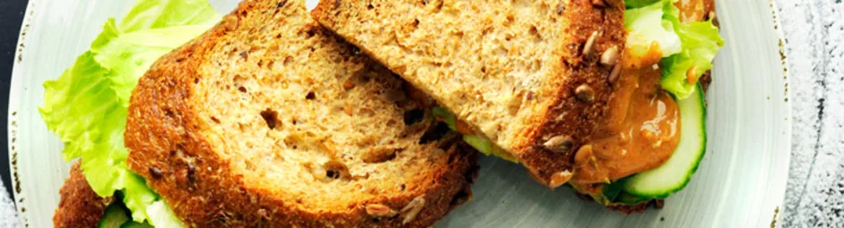 Pindakaas-komkommer sandwich