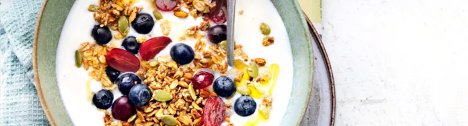 Yoghurt met spelt granola & fruit