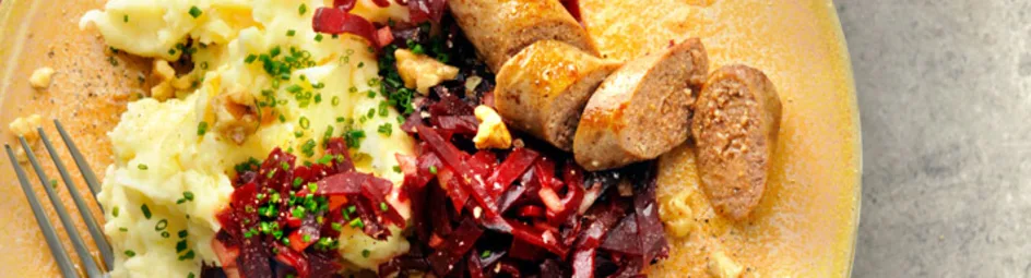 Luchtige puree met rundersaucijzen en bietensalade