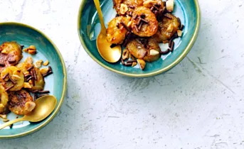 Gebakken banaan met nootjes en chocolade