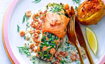 Zalmfilet met garnaaltjessaus en aardappel met brie