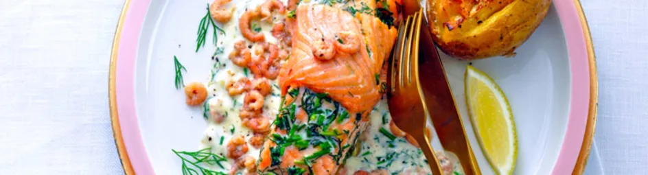 Zalmfilet met garnaaltjessaus en aardappel met brie