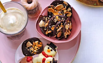 Koffie met amandelvanilleroom en chocoflikken