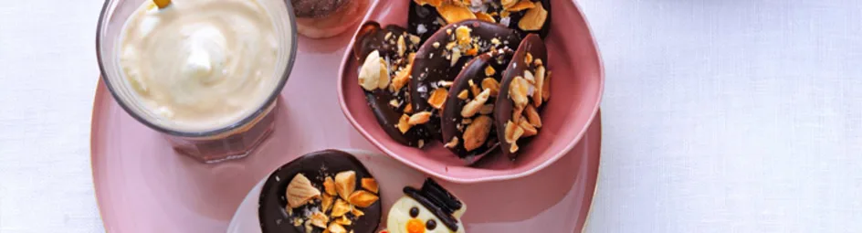 Koffie met amandelvanilleroom en chocoflikken