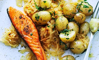 Gebakken zalm met zuurkool en krieltjes