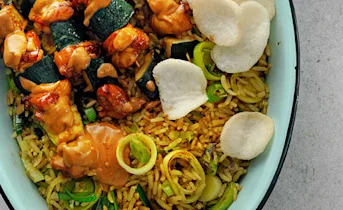 Nasi van zilvervliesrijst met prei en saté